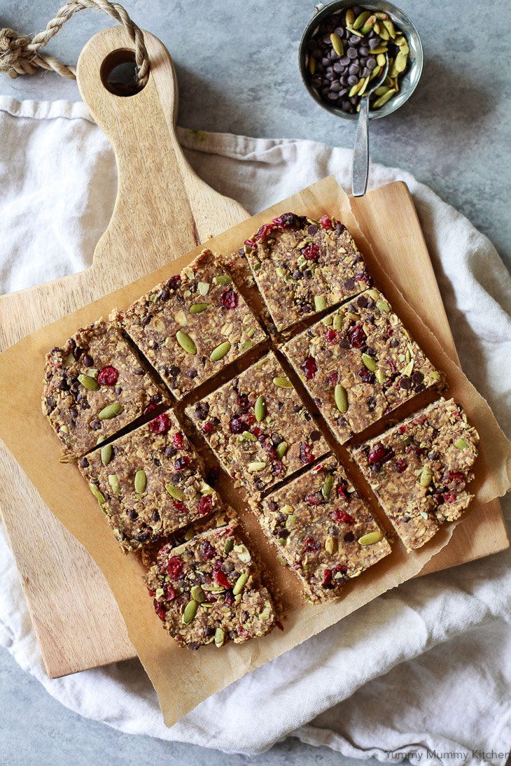 Easy homemade no-bake energy bars made with oats, flax, pumpkin seeds, chocolate chips, and cranberries. 