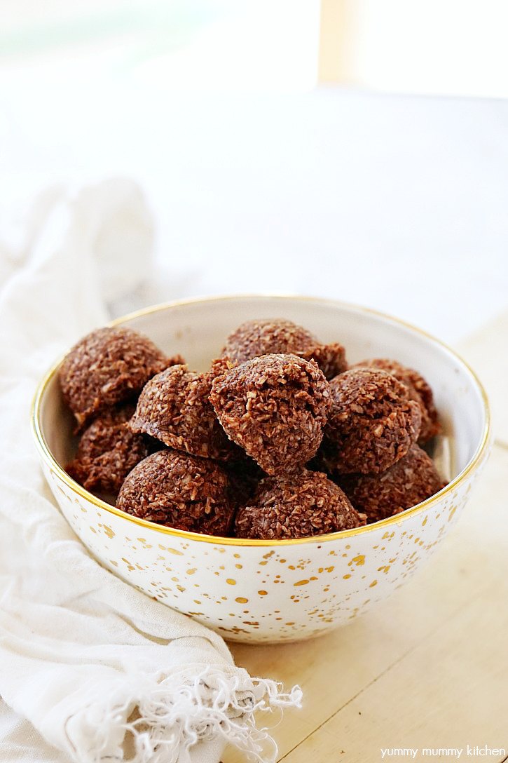 These cocoa coconut macaroons are a healthier vegan treat and so easy to make! 