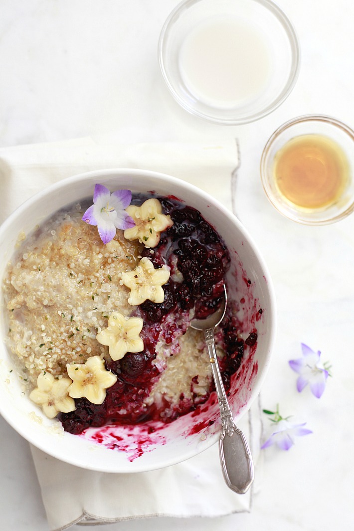 This vegan superfood quinoa breakfast porridge with blueberry sauce is a delicious healthy breakfast!