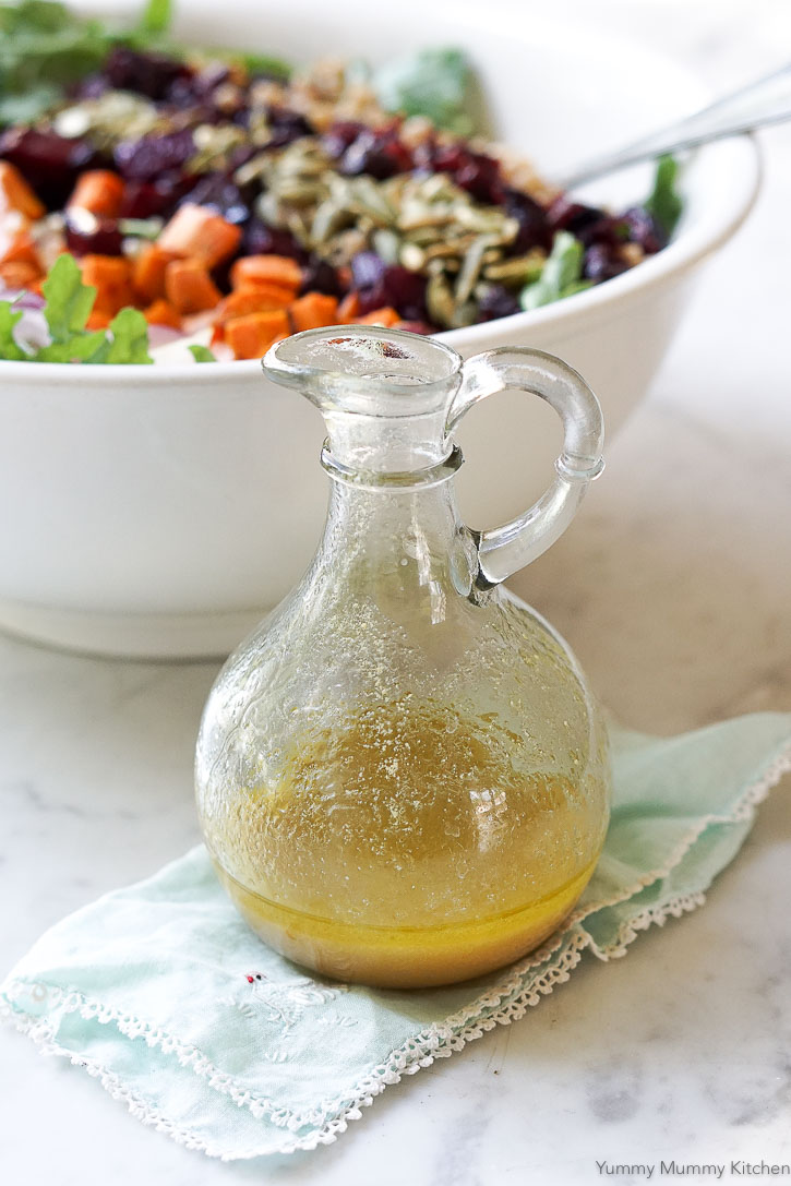 The perfect apple cider vinaigrette salad dressing recipe! This healthy dressing is easy and delicious! 