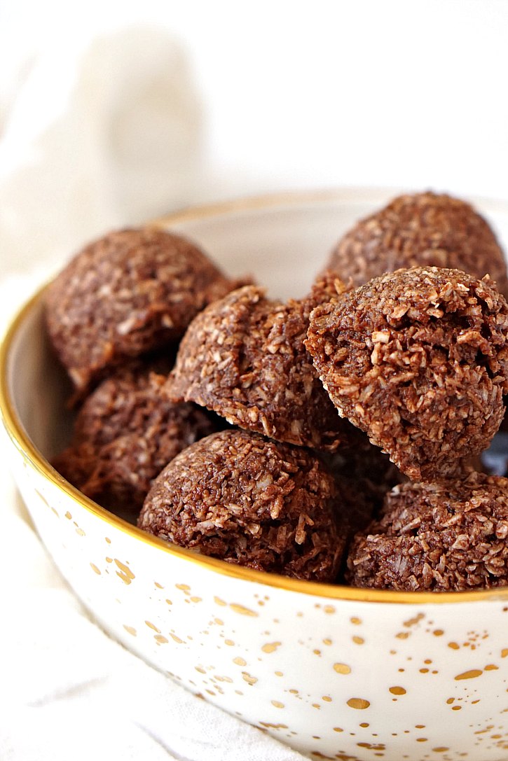 These easy raw vegan cacao coconut macaroon bites are a healthier way to cure your sweet tooth! 