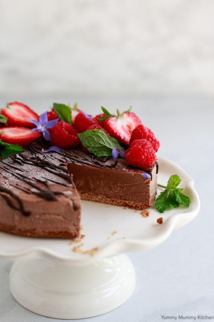A look inside a no-bake dairy-free vegan chocolate cheesecake topped with berries. 