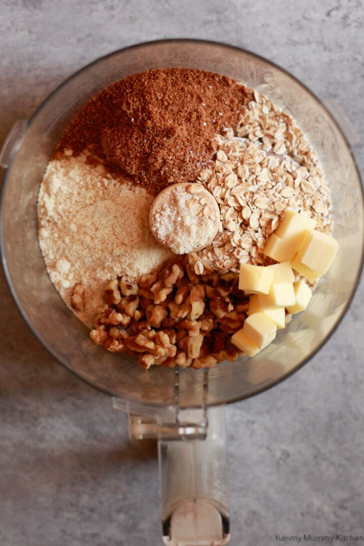 The ingredients for this apple pie crumb topping include oats, coconut sugar, almond flour, nuts, and butter. 