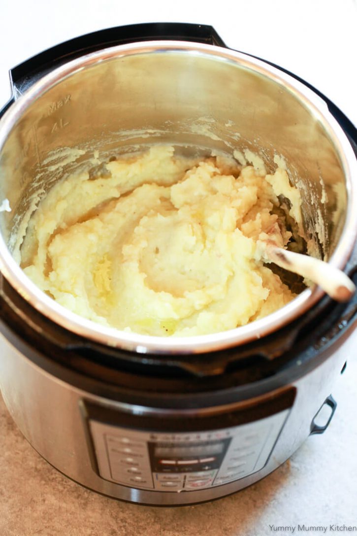 Creamy vegan mashed potatoes with a drizzle of olive oil and sprinkle of truffle. These are the best vegan mashed potatoes and can be made in the instant pot or on the stove. 
