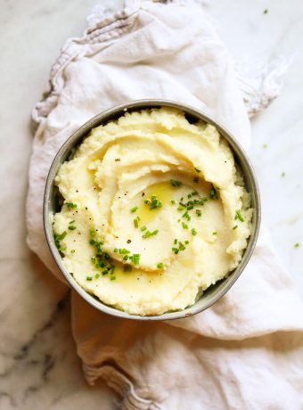 A bowl of garlic cauliflower mashed potatoes.
