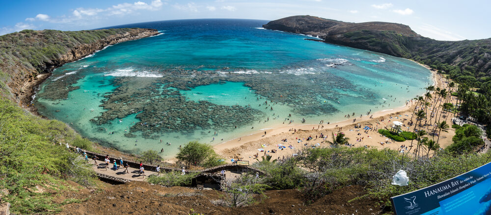 A view into Hanauma Bay, a protected area of Honolulu for snorkeling and swiming. 