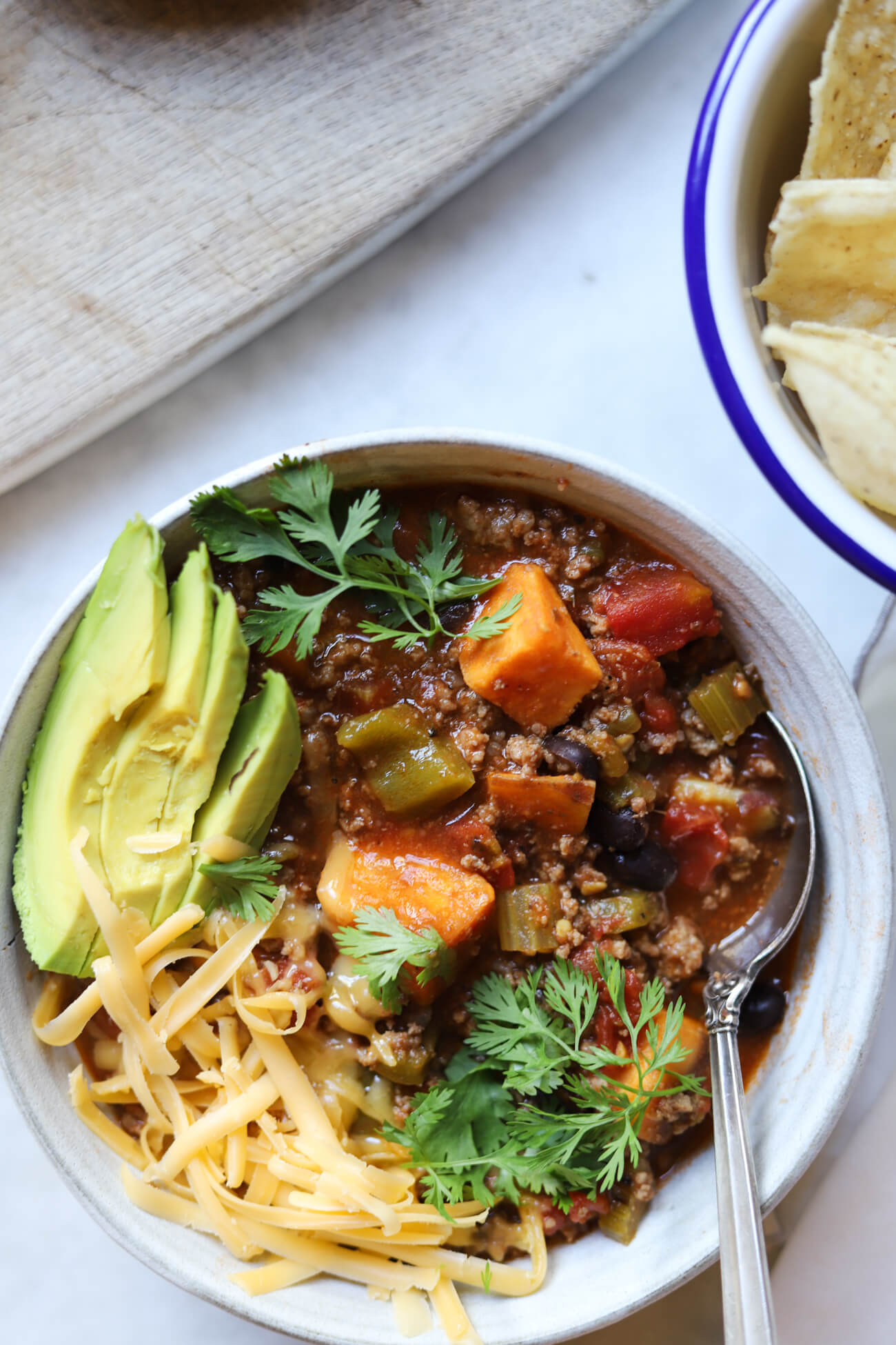 Easy Low FODMAP Chili with Sweet Potatoes Low FODMAP chili with ground beef, sweet potatoes, tomatoes, black beans, cheddar, avocado, and cilantro
